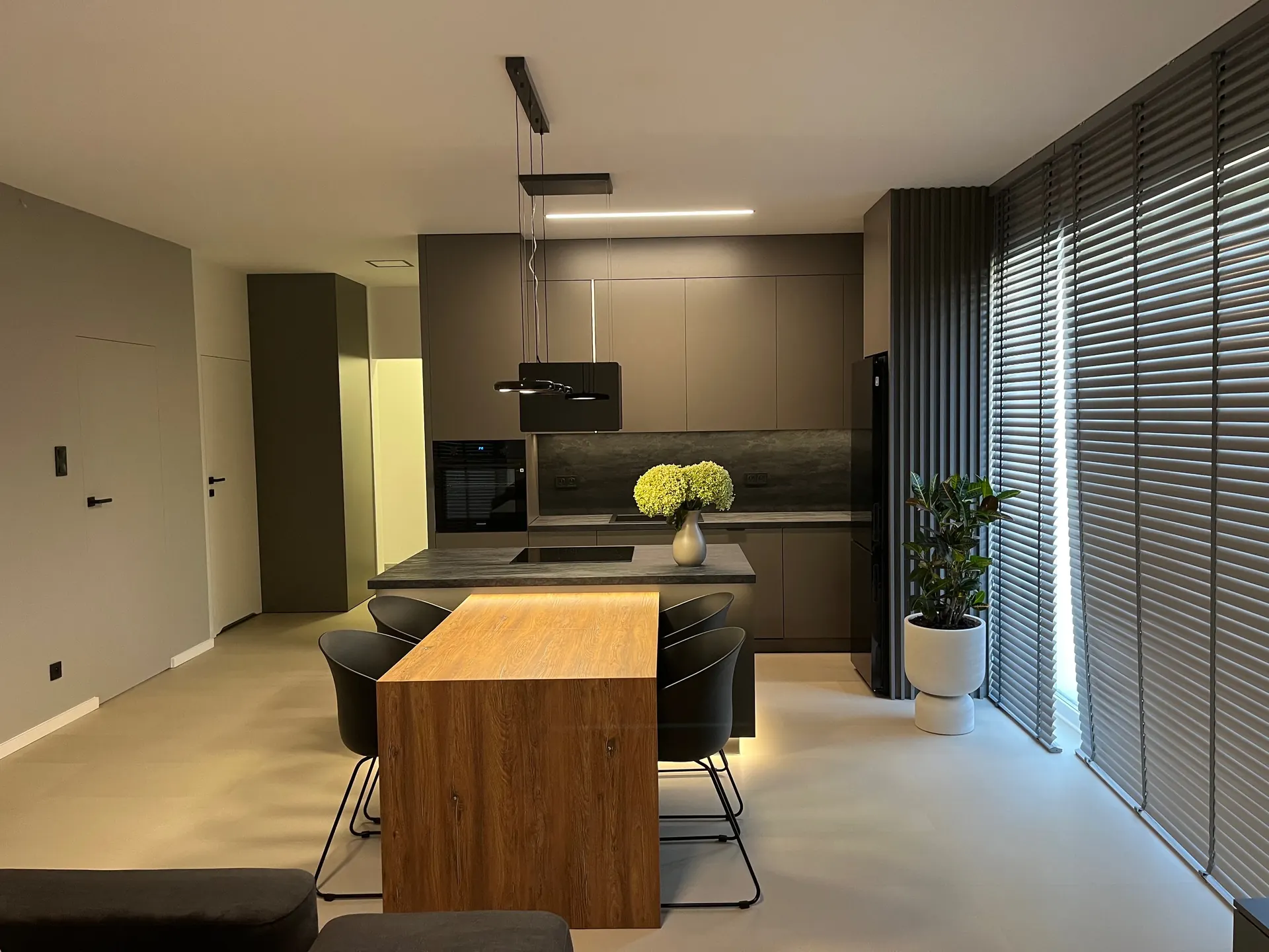 Kuchnia na wymiar Bytom – nowoczesna zabudowa z drewnianymi frontami i wyspą