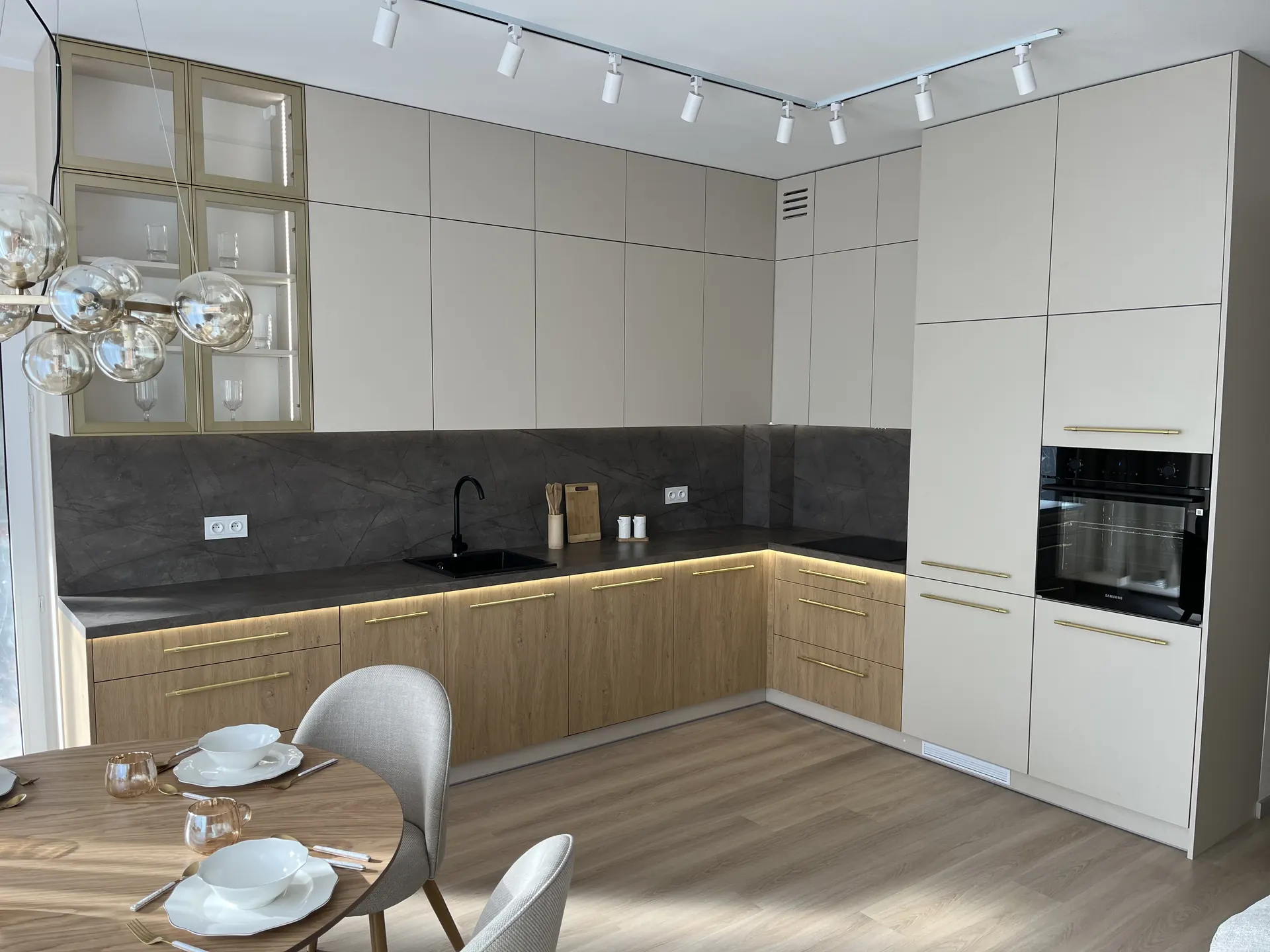 Kuchnia na wymiar Katowice – luksusowa zabudowa z drewnianymi akcentami