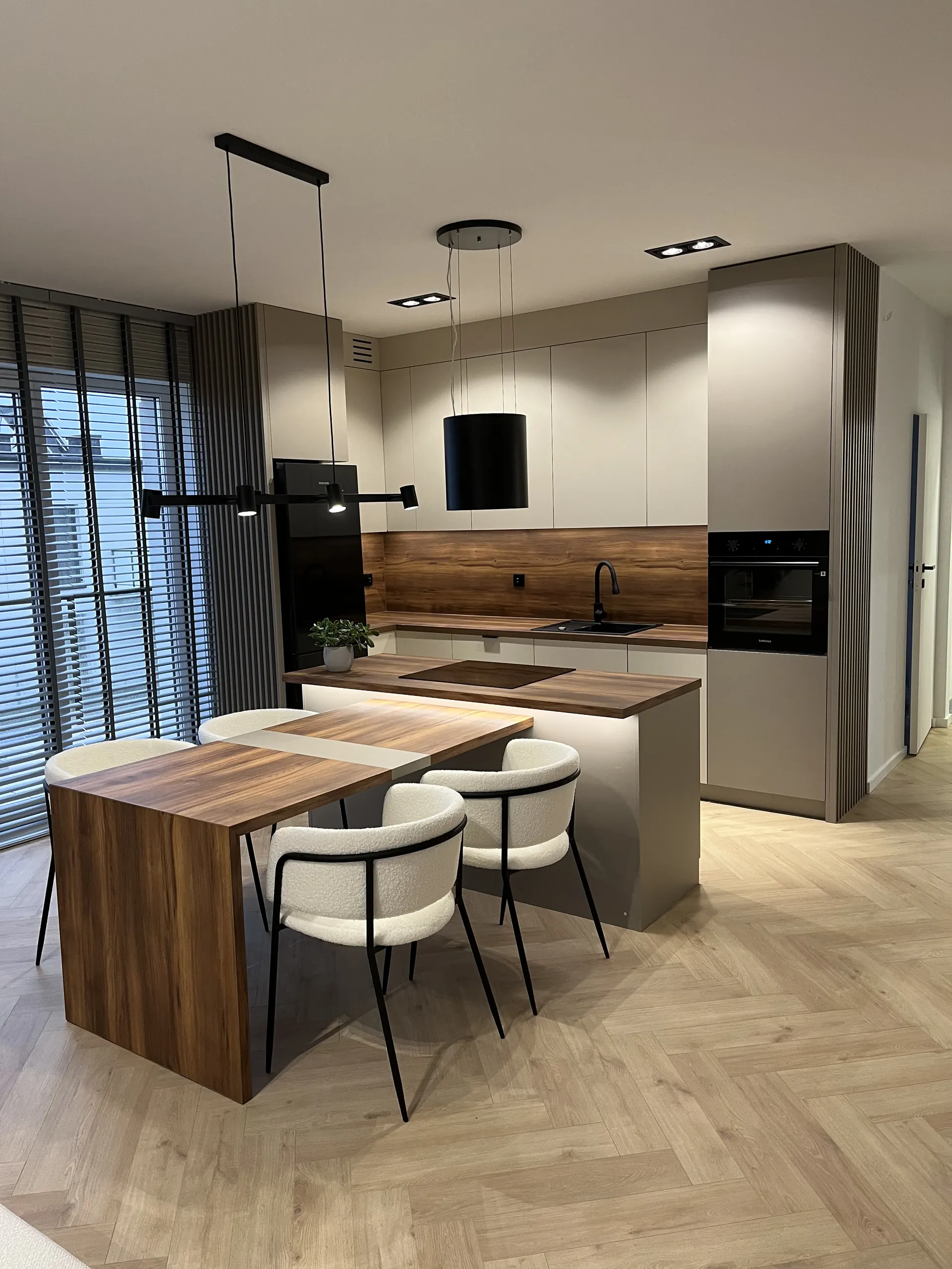 Kuchnia z wyspą Katowice – nowoczesna zabudowa z drewnianym blatem