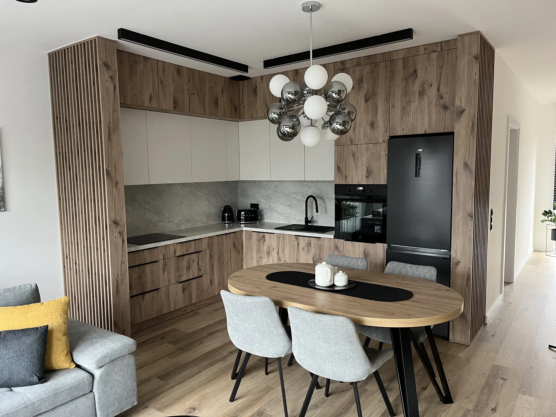 Kuchnia na wymiar Świętochłowice – nowoczesna zabudowa z drewnianymi frontami