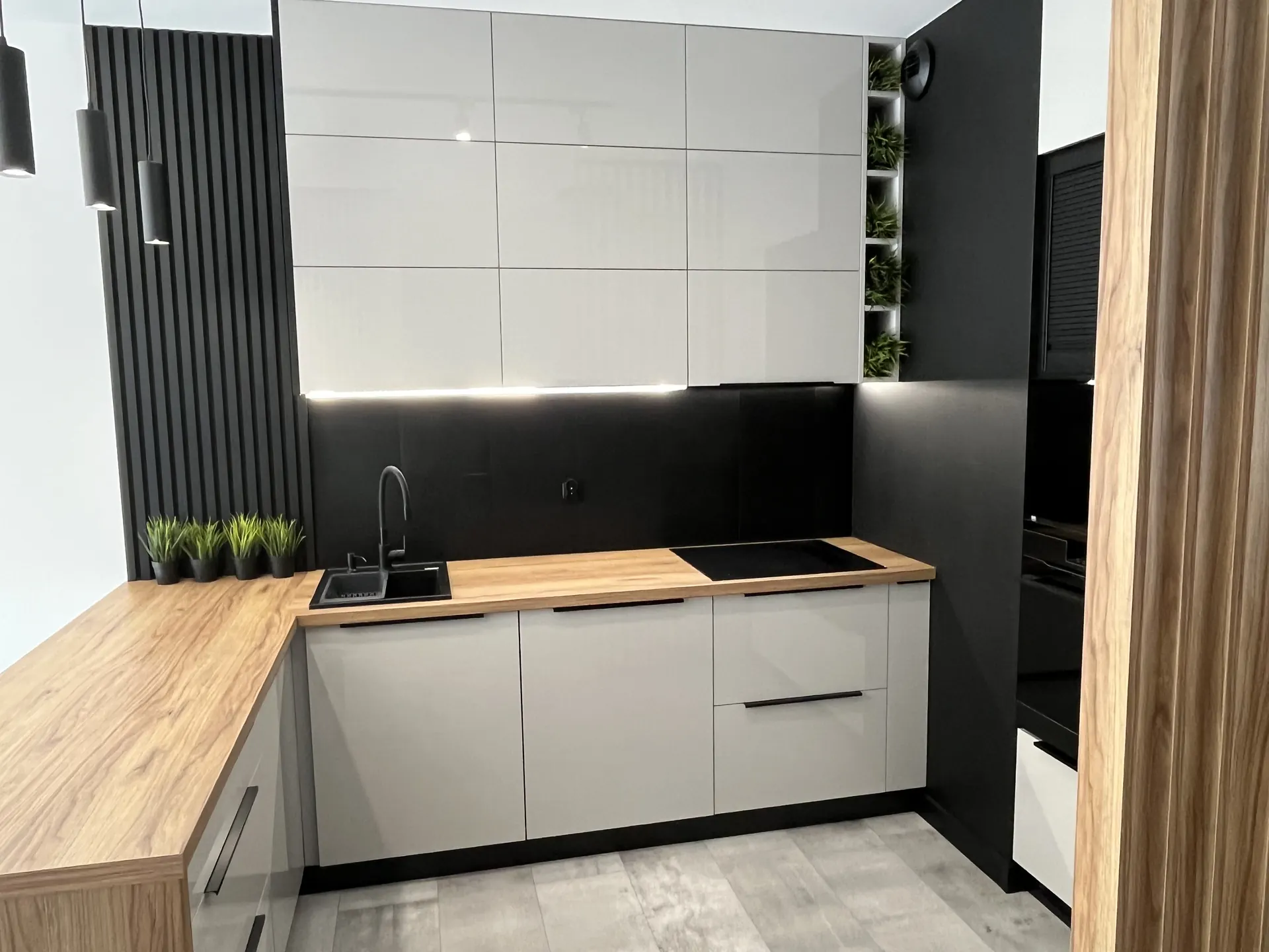 Kuchnia na wymiar Świętochłowice – nowoczesna zabudowa z drewnianymi blatami