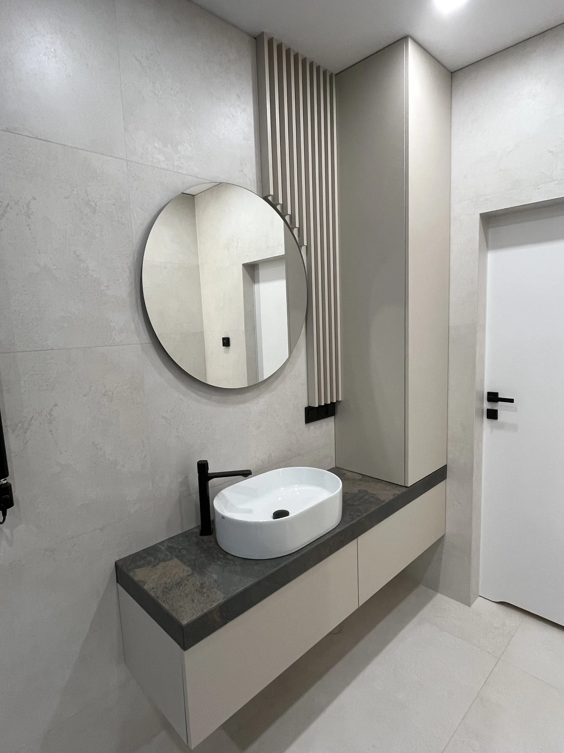 Meble łazienkowe Zabrze – wodoodporne szafki kompaktowe