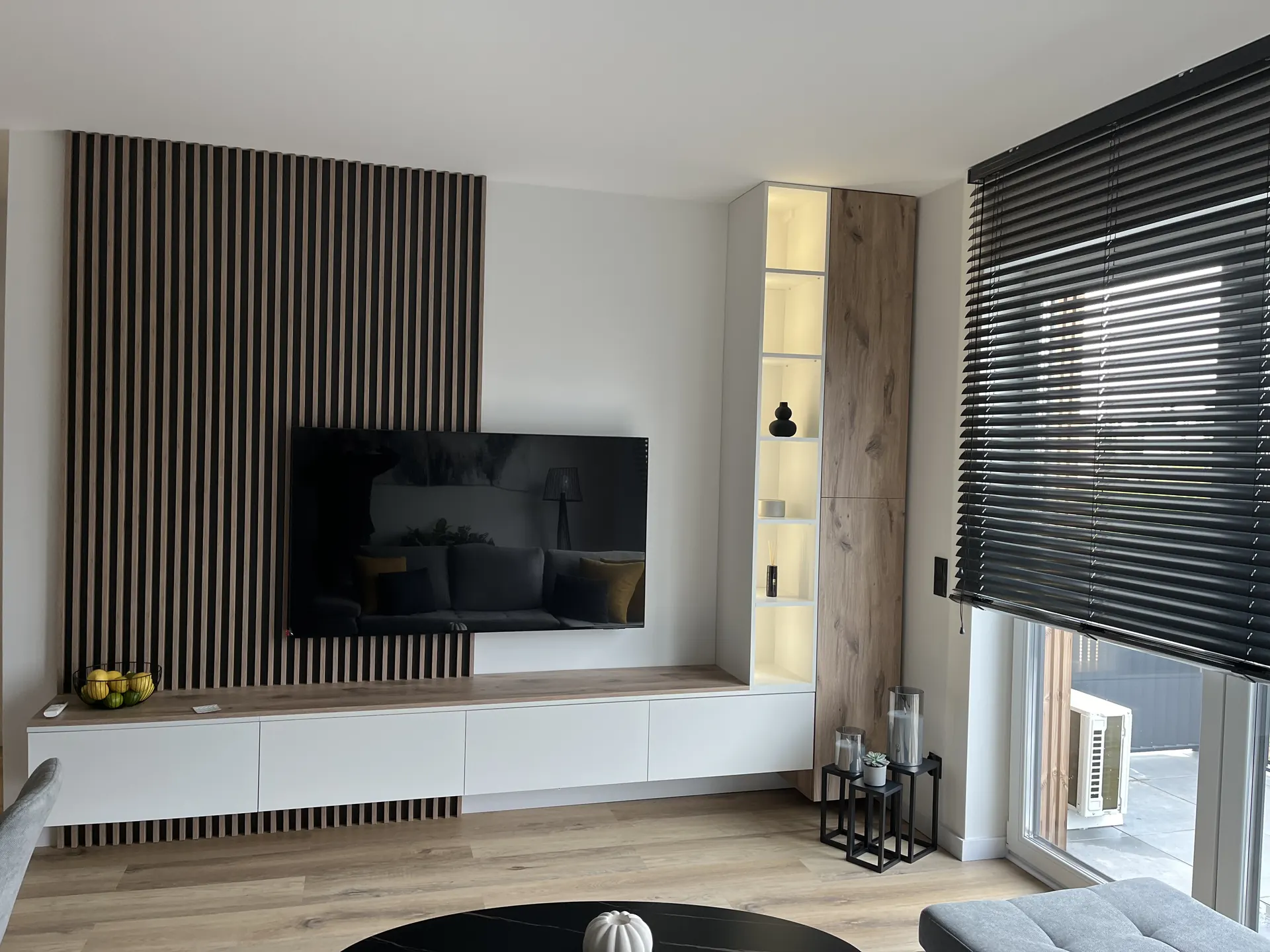 Zabudowa salonowa Chorzów – nowoczesna zabudowa z drewnianymi frontami