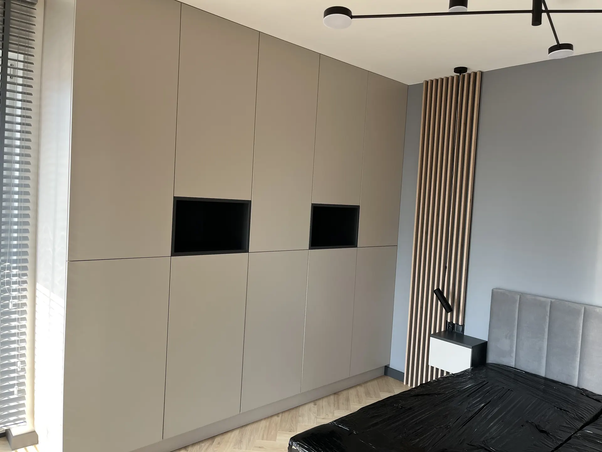 Szafa na wymiar Ruda Śląska – zabudowa sypialni z beżowymi frontami