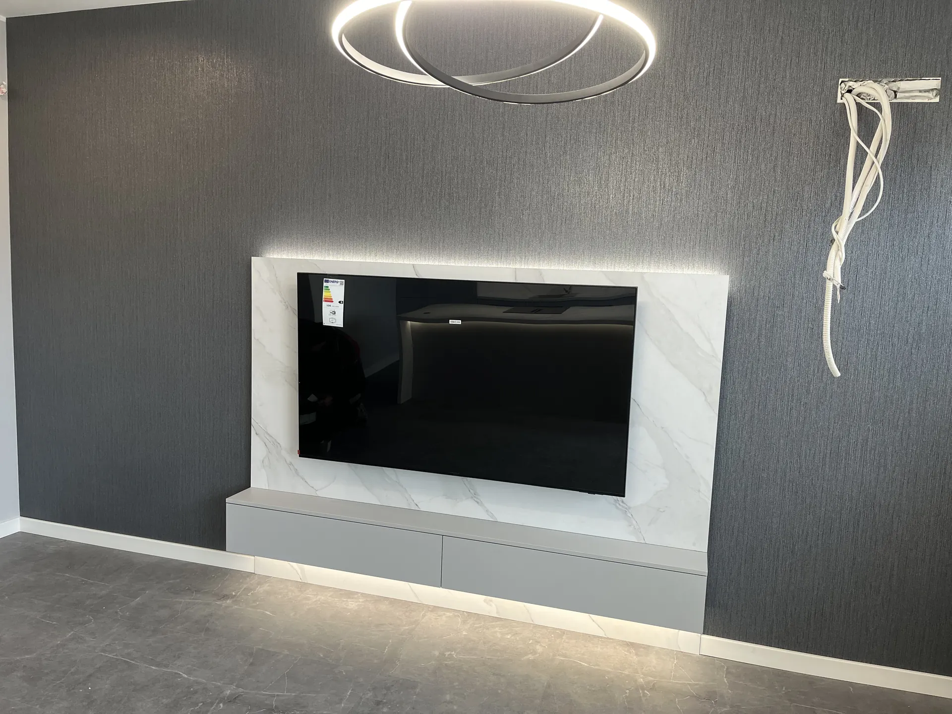 Zabudowa salonowa Ruda Śląska – biała zabudowa RTV z drewnianymi panelami