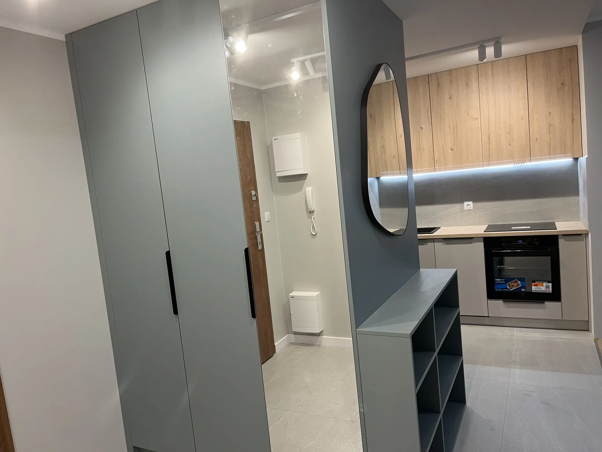 Szafa na wymiar Chorzów – nowoczesna zabudowa z drewnianymi frontami