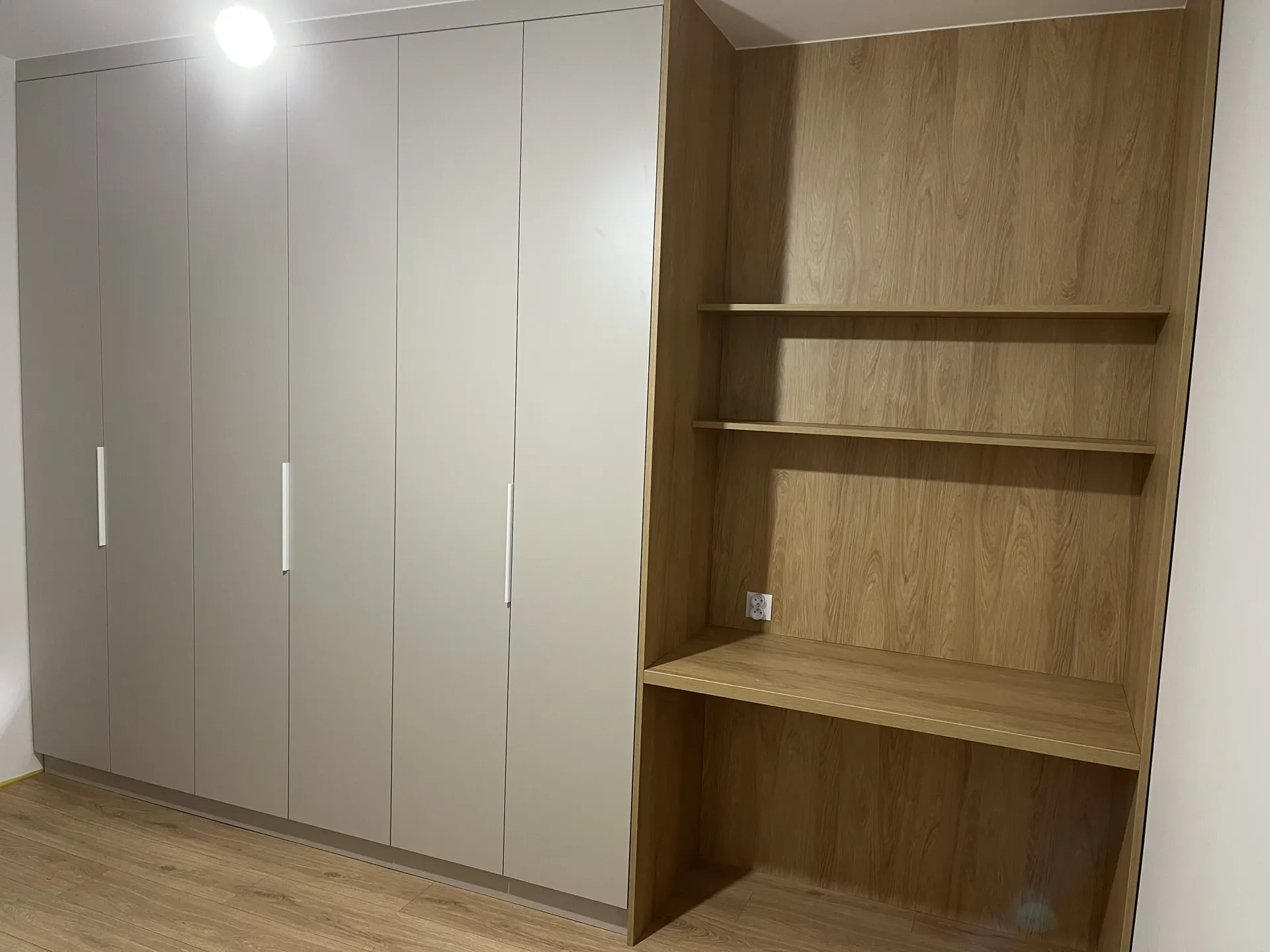 Szafa na wymiar Katowice – biała zabudowa z drewnianymi półkami